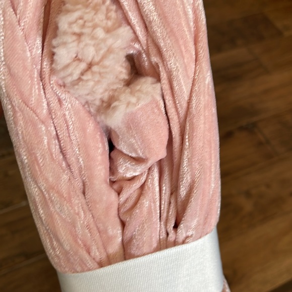 THRO Dormify Snuggle me Chenille and Sherpa Blanket in Dusty Rose Pink - Picture 3 of 3